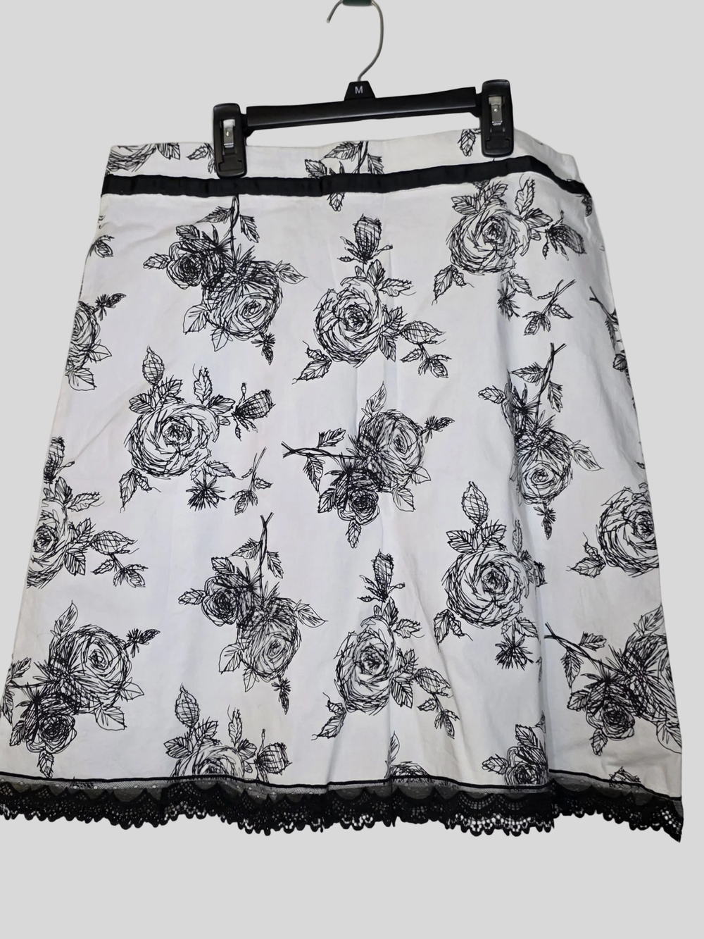 VTG Y2K Von Mozart Black & White Floral Lace Trim Skirt